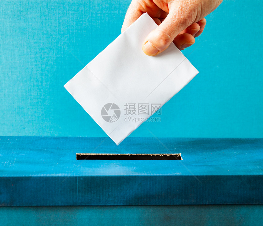 自由选民欧洲联盟议会选举概念手把选票放在蓝色举箱中的投票图片