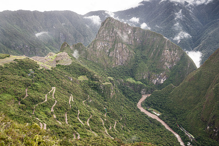 谷丘地标云从远处看马丘比河背景