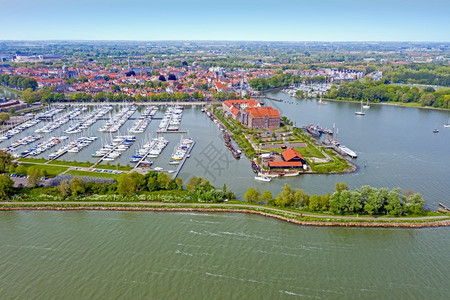 欧洲旅行来自荷兰港湾和传统Hororn村的空中航公司镇图片