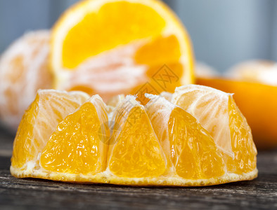 收藏木质表面有切除的橘子柑水果夹紧切除的橘子多汁甜图片