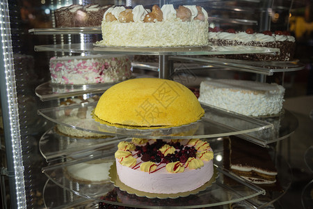站立泡芙糕点展示架内的几种夹心蛋糕点展示架内的几种夹心蛋糕奶油的图片