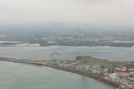 美丽日出峰韩国济州岛的冬季风景水图片