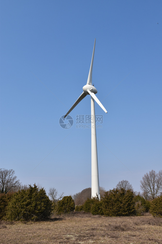 在瑞典的奥兰岛春季时风车在景中与多尼派天空生产可再图片