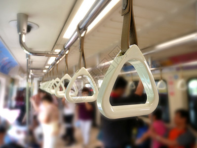 旅行建筑学为常列旅客的安全起见在地铁列车内绕行酒吧图片