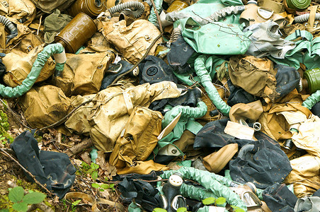 灾难辐射环境污染废防毒面具和森林中军事碎片的废物处理恐惧图片