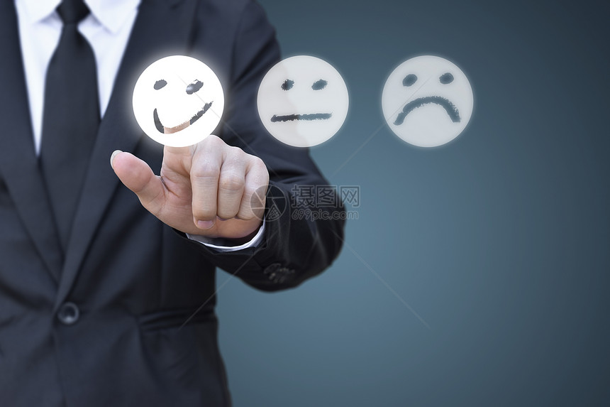 实业家在虚拟屏幕上按着微笑脸的图标以示满意度评价和反馈概念图释商业手指图片