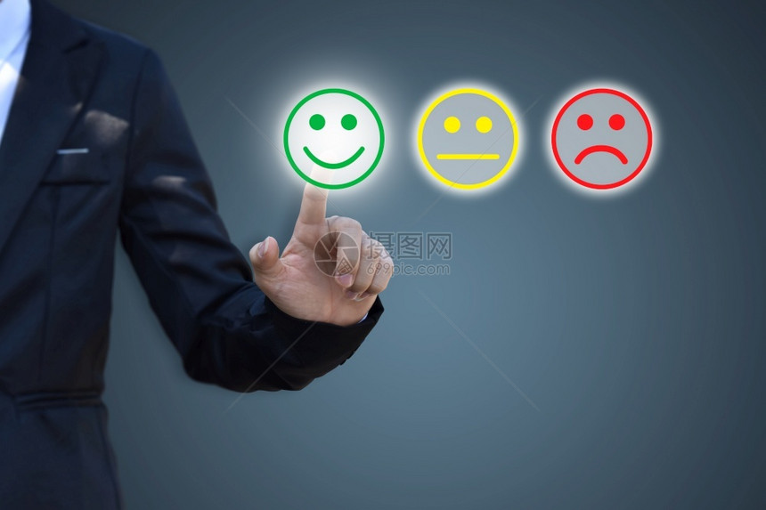 回馈手指人们实业家在虚拟屏幕上按着微笑脸的图标以示满意度评价和反馈概念图片