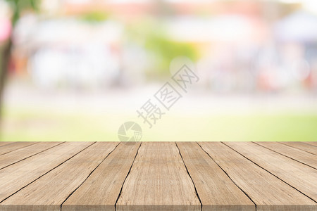 木板乡村林桌顶在花园的模糊背景上用于调制产品质地图片