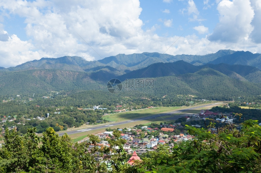 机场位于靠近的山高脚下在丘和机场有一个村庄在山丘和机场有一个村庄云高的那里图片
