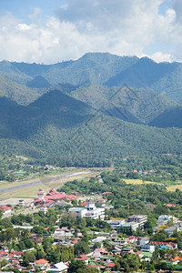 树机场位于靠近的山高脚下在丘和机场有一个村庄在山丘和机场有一个村庄种图片