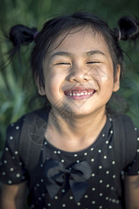 裙子近面对可爱的亚洲孩子有趣的情感公园美丽图片