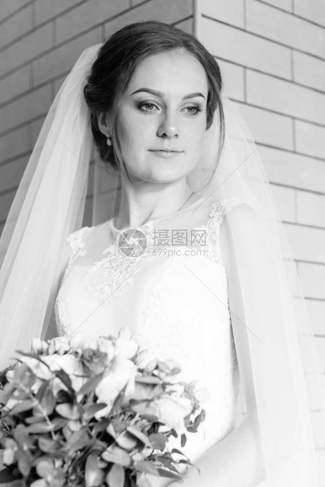美丽的漂亮花用束嫁有魅力的新娘图片