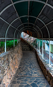 走道拱现代的古典酒店岩道上挖洞隧图片