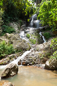 景观从悬崖上掉下的水从瀑布岩石流下来在高山井国民下降图片