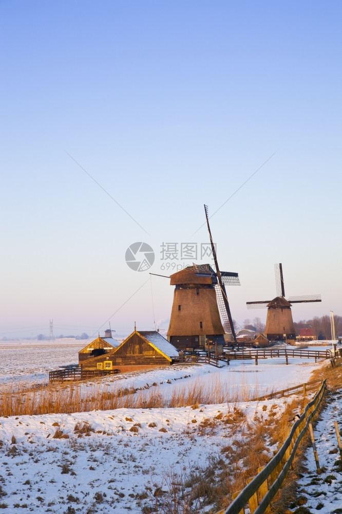 冬季风车有雪和蓝天空建造欧洲筑学图片