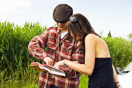 旅行帽子青年妇女咨询一本指导手册向农民征求关于去哪里的咨询黑色图片