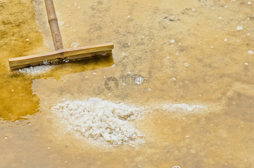 蒸发海水盐烘干场地农民图片
