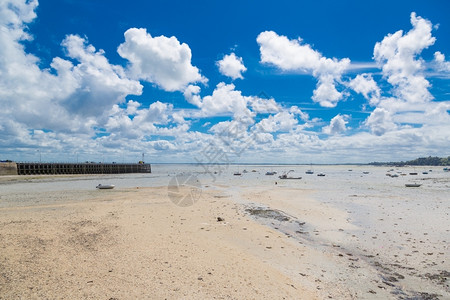 镇低潮的沿海村坎昆旅游滩图片