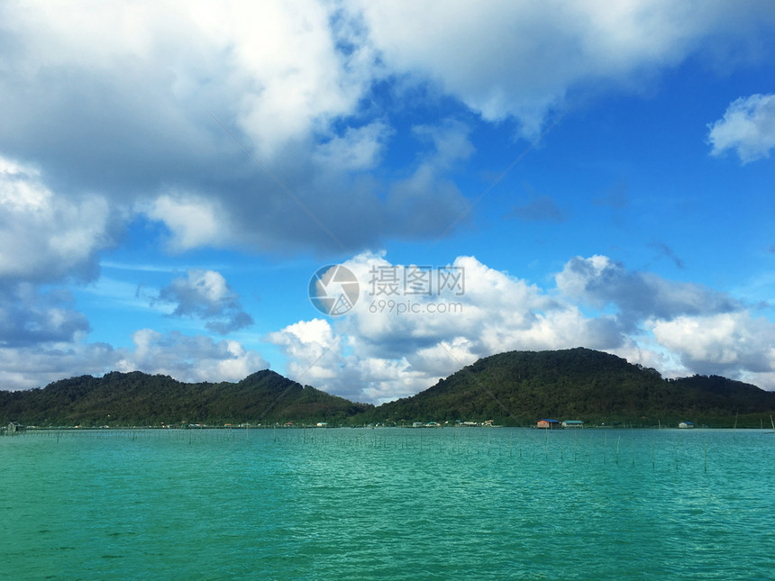 高的天气沙丘泰王国的海滩边山脉图片