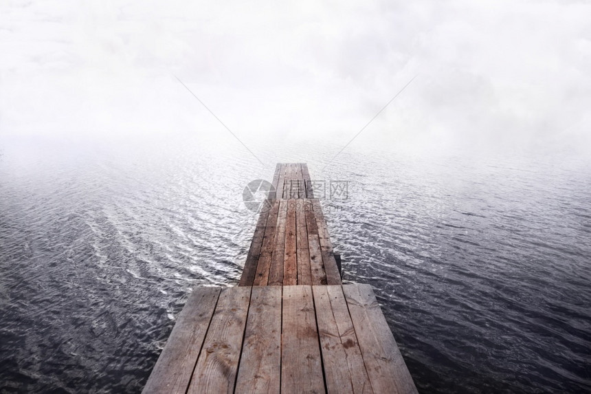 进入水和雾忧郁孤独概念的木码头前方尖面多雾路段自然正面图片