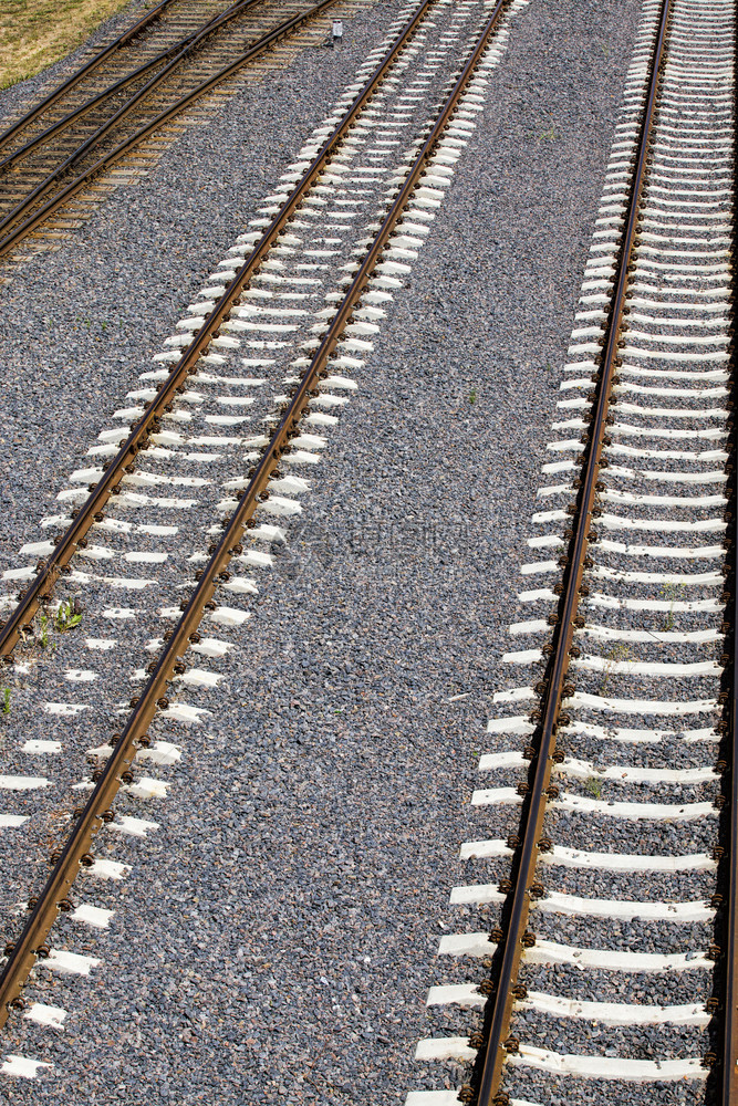 外部新的导轨金属铁长路的封闭和紧固金属铁路的交叉连接图片