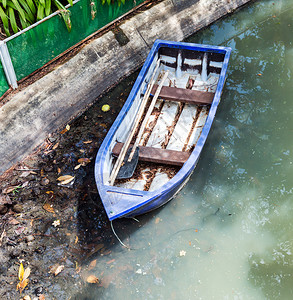 周末漂浮的城市公园池塘中的塑料游艇玩物图片