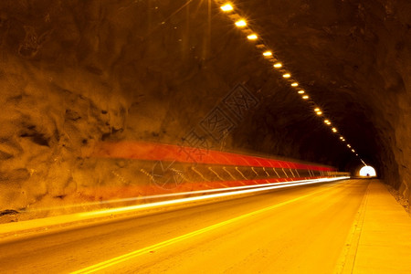 裸奔高速公路智利一条隧道的交通拉丁图片