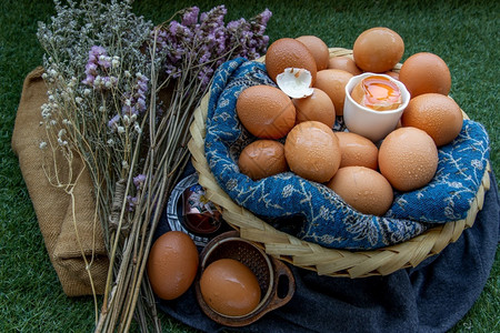 可选择的关于篮子营养概念的母鸡新鲜蛋选择重点团体美食图片