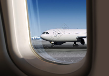 条跑道上飞机通过窗口场的风景运输座舱图片