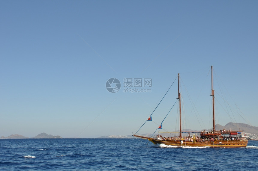 木制的201年8月6日古董船在GREECE的Kos游过蓝海木头图片