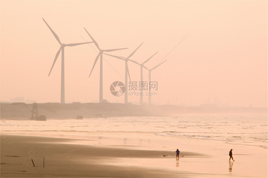 可再生来源创新晚上在海滩附近有微雾的风力图片