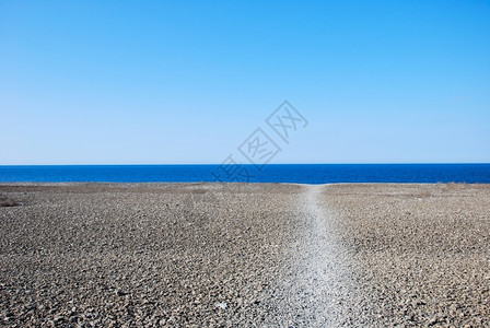 风景优美从瑞典群岛奥兰到沙滩的脚路横跨一个碎石田白色的人行道图片