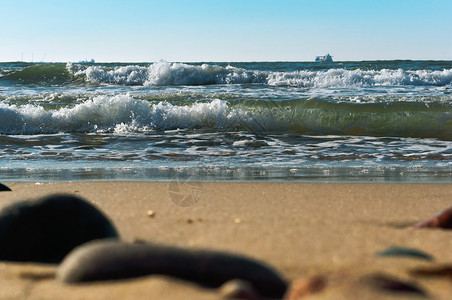 溅海石和沙子浪在岸边滚动海浪在岸边滚动海石和沙子旅行蓝色的图片
