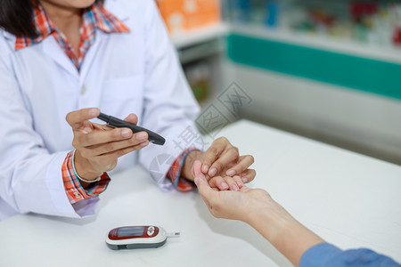 检查住院病人血糖压力的女医生手部检查住院病人血糖压目的清理工具图片