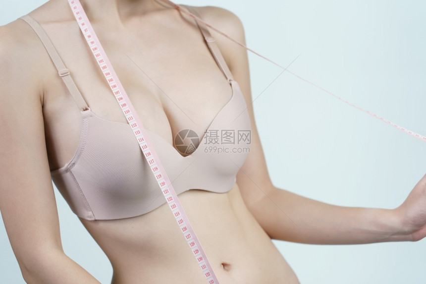 妇女为乳房植胸手术量腔措施半身像化妆品图片