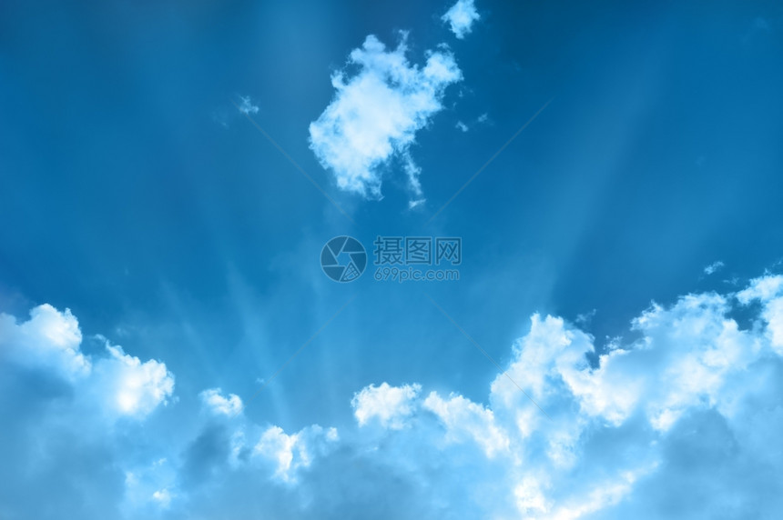 射线云层有太阳光束明蓝天空白云在面有太阳光束天气清除图片