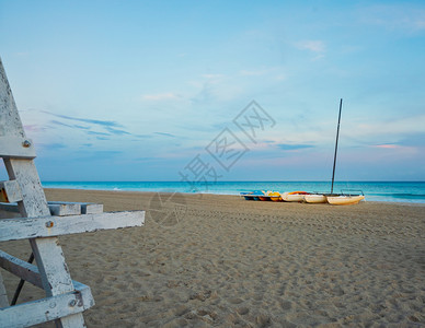 日出岛古巴瓦拉德罗海滩日落时的Catamarans浪漫的图片