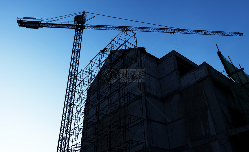 摩天大楼新的建筑工地天空背景有起重机城市图片