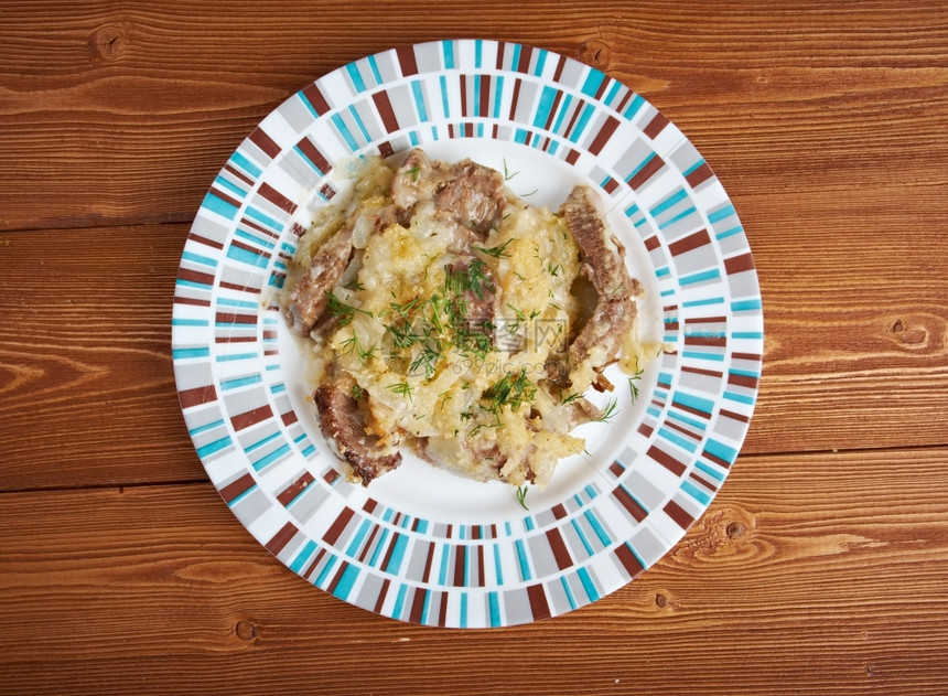 服务自制牛肉米罗顿由牛肉和洋葱酱制成的Francersquos传统炖菜沙锅图片