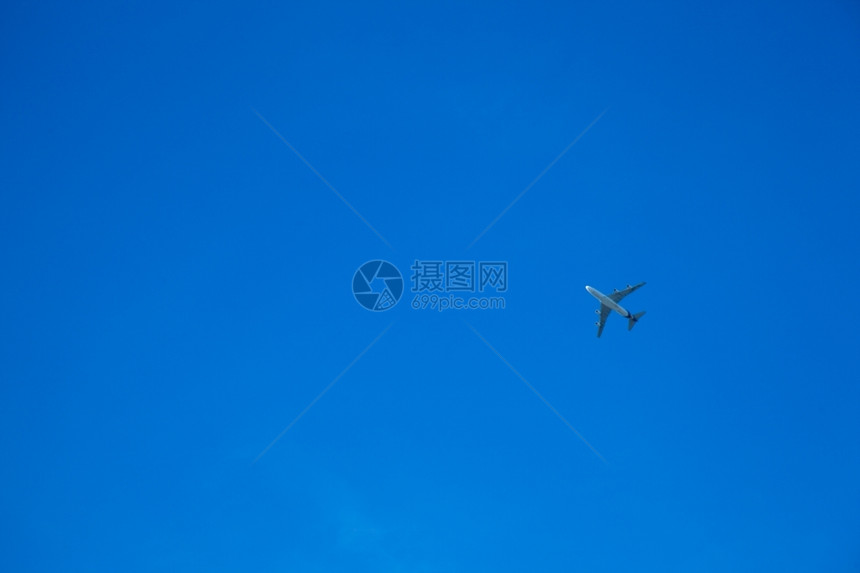 飞机在空中行以便降落在机场黑暗天空明亮货物清除旅行图片