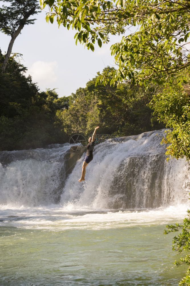 独自的在伯利兹女契约旅行者从瀑水跳入自然池落到塘乐趣假牙图片