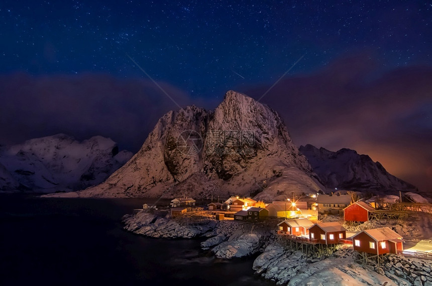 风景挪威罗弗敦群岛的哈姆诺伊村冬季夜间哈姆诺伊村冬季北欧的天图片