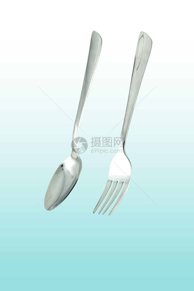 放白和蓝调背景上的叉子勺晚餐语气图片