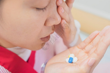 头痛吃药的女患者病人图片