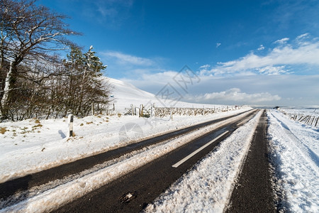 公园场景英格兰风Derbyshire峰区雪层覆盖高山峰图片