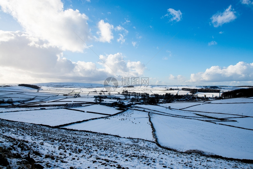 Derbyshire峰区雪层覆盖高山峰善良国民托尔图片