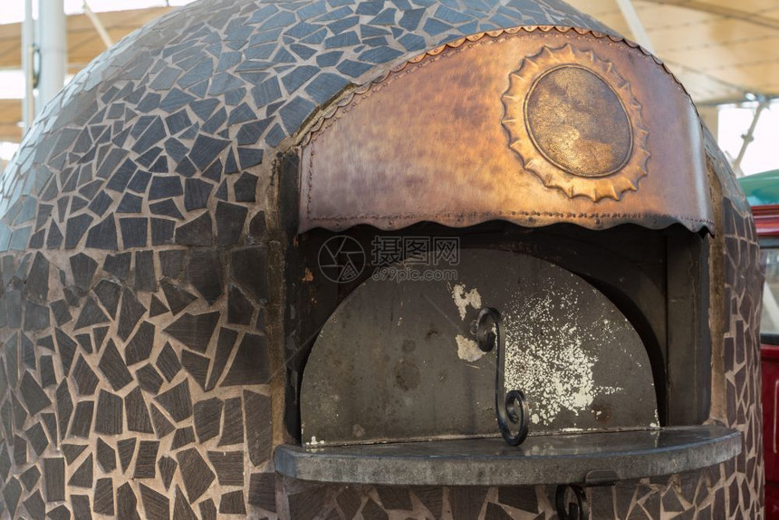 球形砖带有铜标志的球状木柴燃烧乌鸦烤箱图片