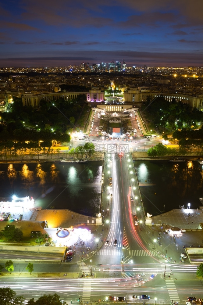 夜里从艾菲尔塔看巴黎建造旅游人图片