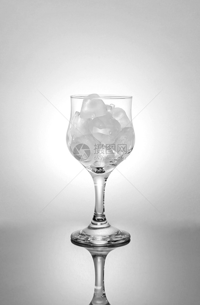 饮料目的液体玻璃和浅面的冰图片