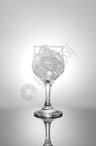 饮料目的液体玻璃和浅面的冰图片